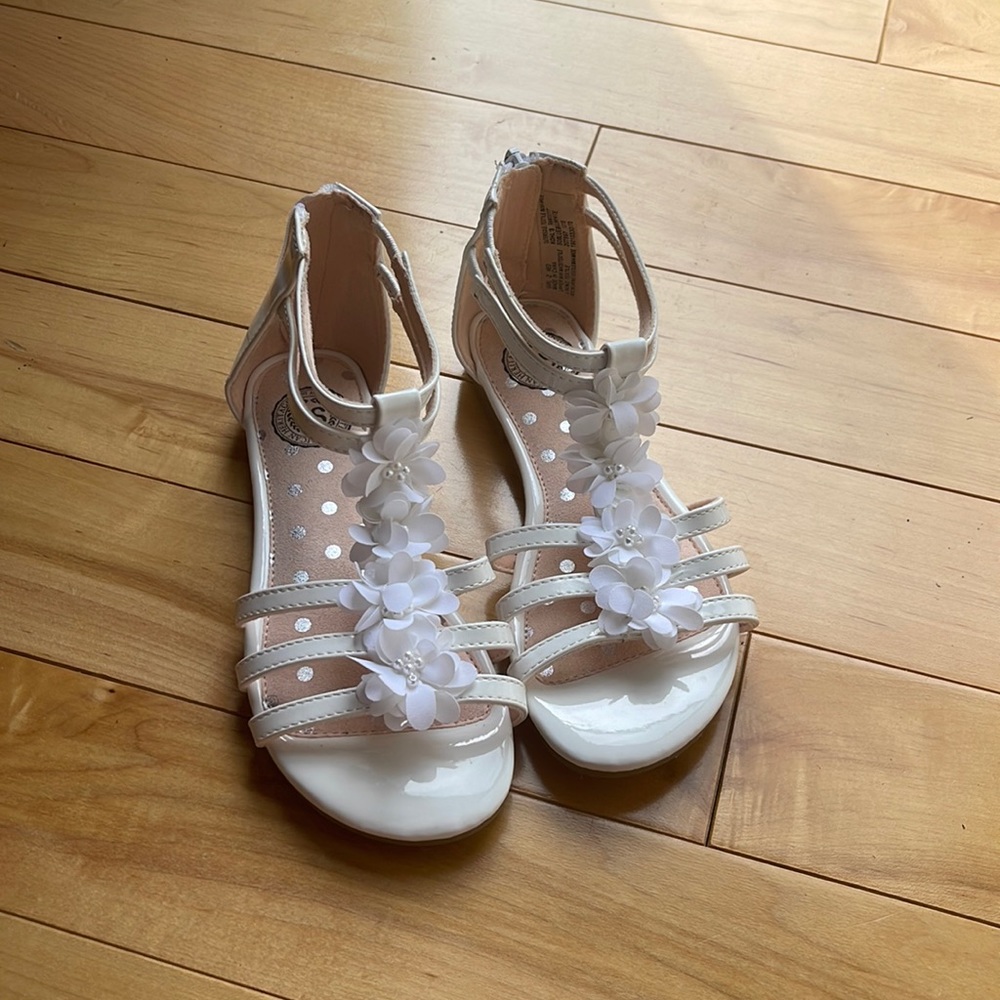 New Without Tags - Girls Dressy Sandals 🤍🩴